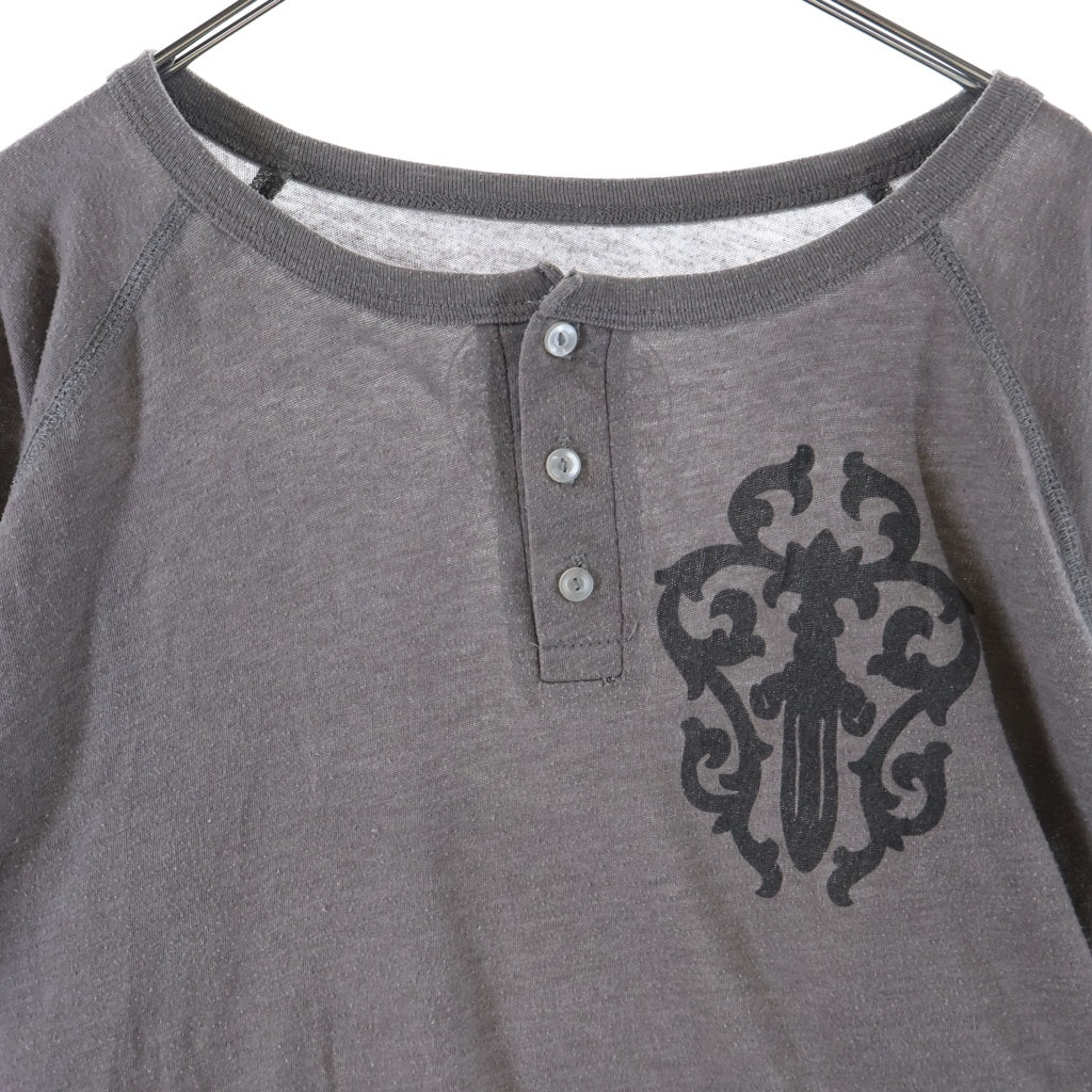 CHROME HEARTS(クロムハーツ) OLD CH CEMETARY CROSS L/S TEE セメタリークロス 両面プリント コットン ヘンリーネック 七分袖Tシャツ カットソー グレー