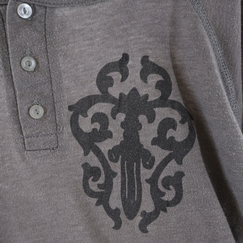 CHROME HEARTS(クロムハーツ) OLD CH CEMETARY CROSS L/S TEE セメタリークロス 両面プリント コットン ヘンリーネック 七分袖Tシャツ カットソー グレー