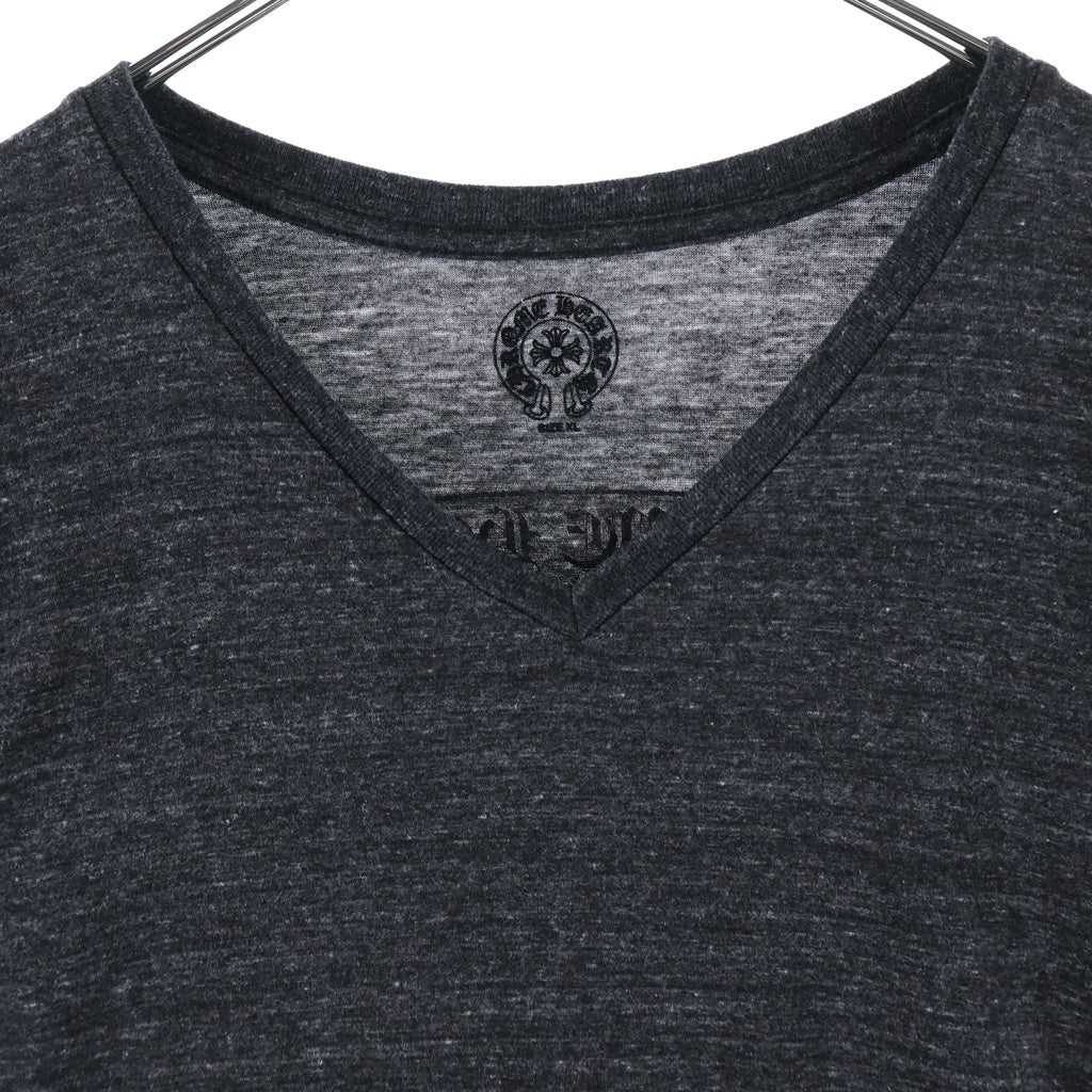 CHROME HEARTS(クロムハーツ) OLD Scroll Label Print オールド スクロールラベルプリントVネック半袖Tシャツ カットソー グレー