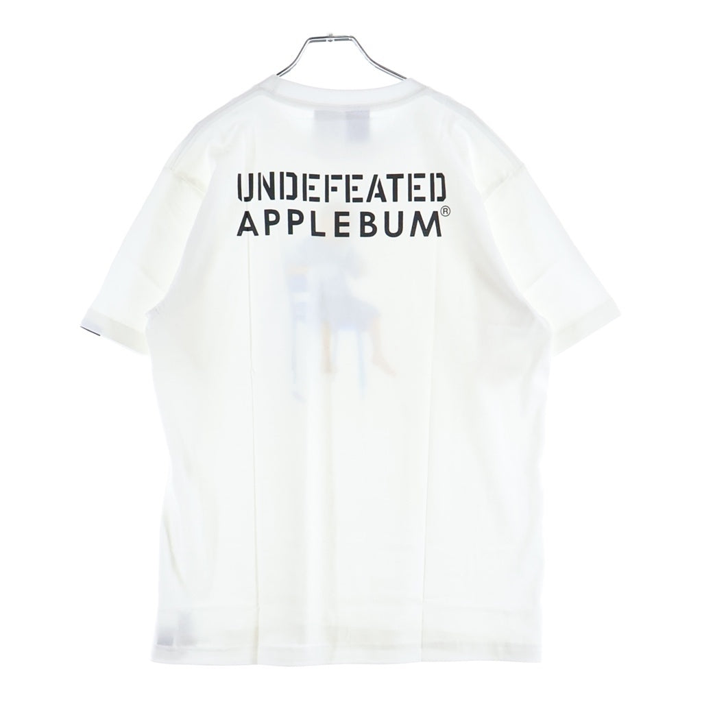 APPLEBUM(アップルバム) ×UNDEFEATED アンディーフィーデット ロゴデザイン クルーネック カットソー 半袖Tシャツ ホワイト