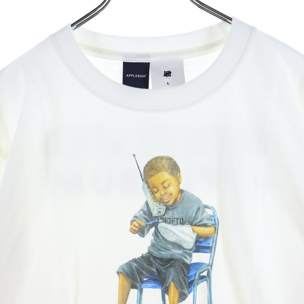 APPLEBUM(アップルバム) ×UNDEFEATED アンディーフィーデット ロゴデザイン クルーネック カットソー 半袖Tシャツ ホワイト