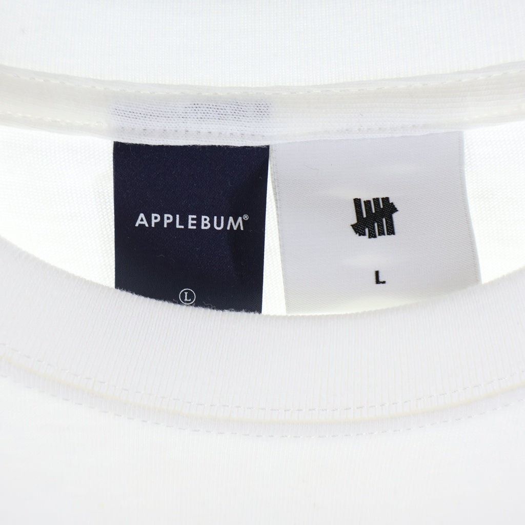 APPLEBUM(アップルバム) ×UNDEFEATED アンディーフィーデット ロゴデザイン クルーネック カットソー 半袖Tシャツ ホワイト