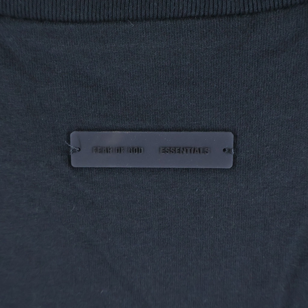 FEAR OF GOD ESSENTIALS(フィアオブゴッド エッセンシャルズ) フロントロゴデザイン クルーネック カットソー 半袖Tシャツ ブラック