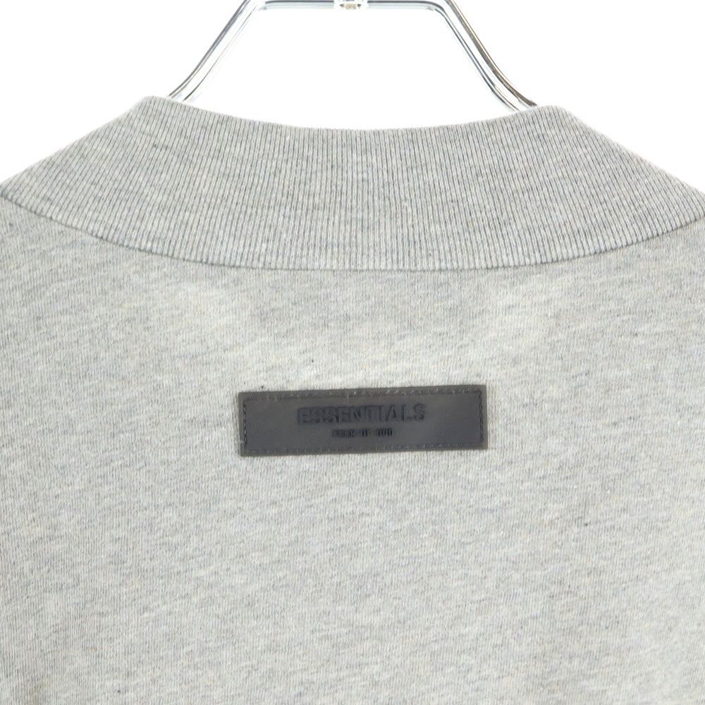 FEAR OF GOD ESSENTIALS(フィアオブゴッド エッセンシャルズ) L/S T-SHIRT フェルトロゴ 長袖Tシャツ ロンT グレー