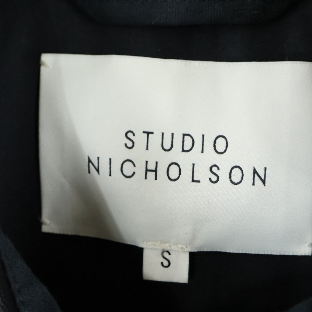 STUDIO NICHOLSON(スタジオニコルソン) DANI JACKET レザーカラー コットン ナイロン ジップアップ コート ブラック 51-10-652005