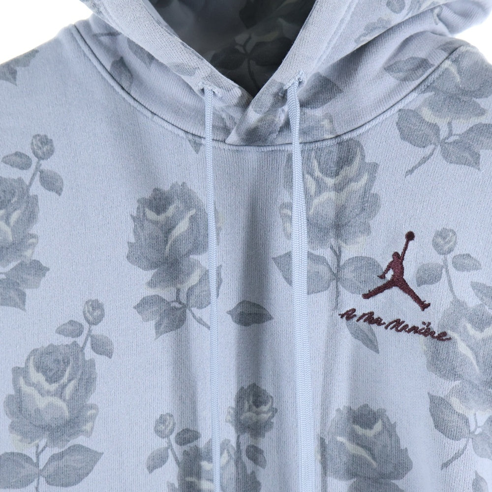 JORDAN BRAND(ジョーダンブランド) ×A Ma Maniere ア マ マニエール 総柄 フロントロゴ刺繍 プルオーバーパーカー ライトブルー DJ9753-464
