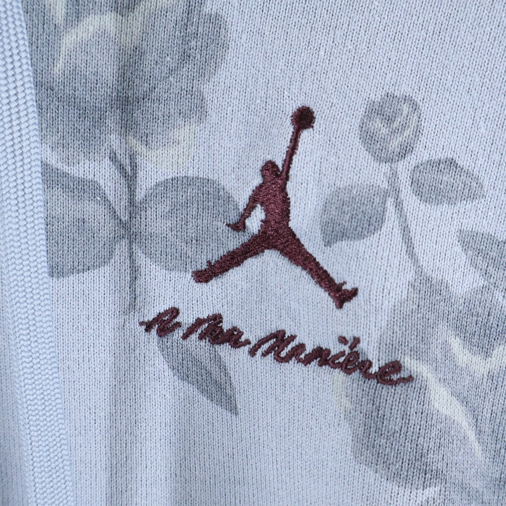 JORDAN BRAND(ジョーダンブランド) ×A Ma Maniere ア マ マニエール 総柄 フロントロゴ刺繍 プルオーバーパーカー ライトブルー DJ9753-464