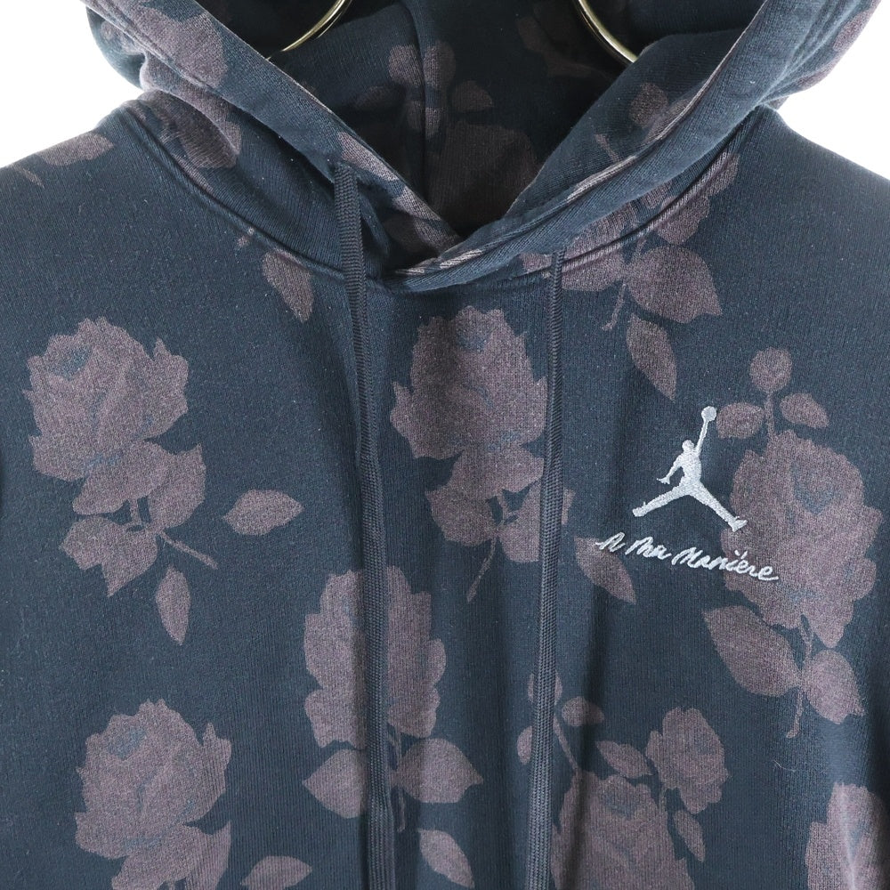 JORDAN BRAND(ジョーダンブランド) ×A Ma Maniere ア マ マニエール 総柄 フロントロゴ刺繍 プルオーバーパーカー ブラック DJ9753-010