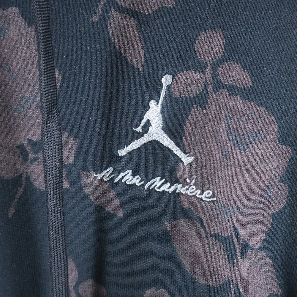 JORDAN BRAND(ジョーダンブランド) ×A Ma Maniere ア マ マニエール 総柄 フロントロゴ刺繍 プルオーバーパーカー ブラック DJ9753-010