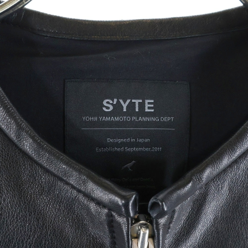 s'yte(サイト) SEMI-VEGETABLE TANNED SHEEP LEATHER COLLARLESS MOTORCYCLE JACKET セミベジタブルタンニンシープレザー カラーレスモーターサイクルジャケット UY-Y01-702