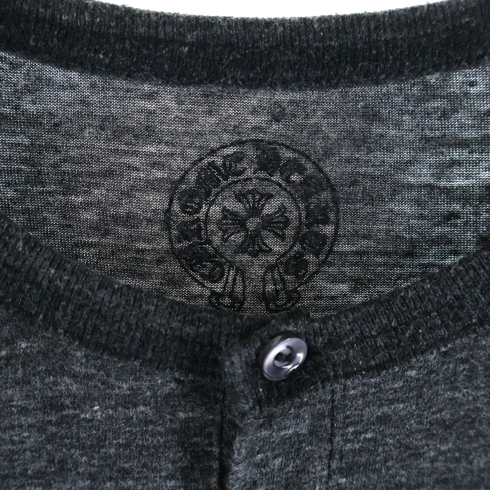 CHROME HEARTS(クロムハーツ) HNLY NECK ヘンリーネック 7文丈 バックスクロールラベル クロスプリント 長袖 ボタンTシャツ カットソー ダークグレー