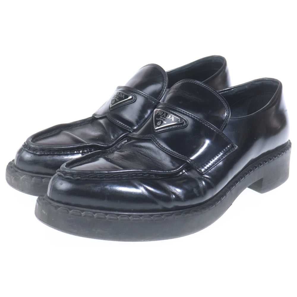 PRADA(プラダ) トライアングルロゴプレート ブラッシュドレザー ローファー ブラック 2DE131