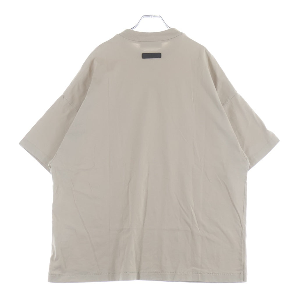 FEAR OF GOD ESSENTIALS(フィアオブゴッド エッセンシャルズ) Rubber Logo S/S T-Shirts ラバーロゴショートスリーブTシャツ クルーネック半袖Tシャツ ベージュ