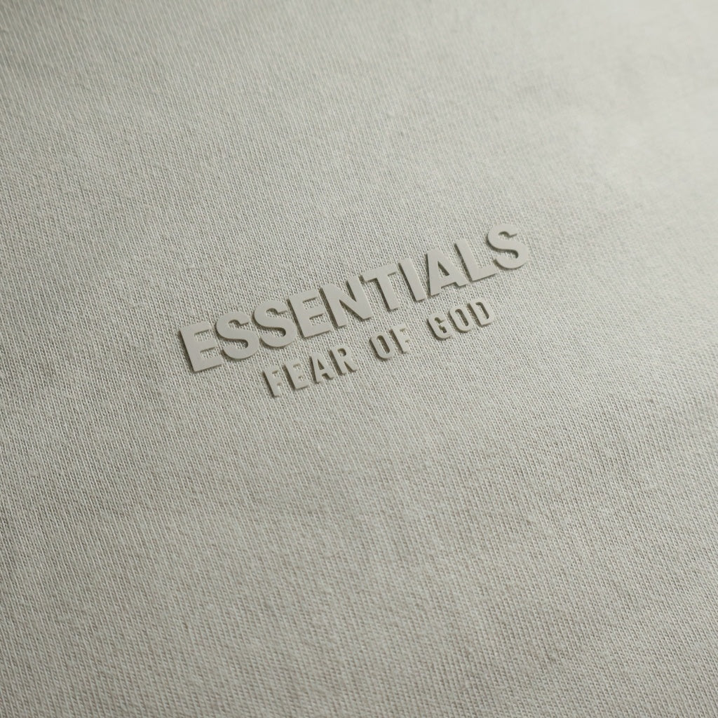 FEAR OF GOD ESSENTIALS(フィアオブゴッド エッセンシャルズ) Rubber Logo S/S T-Shirts ラバーロゴショートスリーブTシャツ クルーネック半袖Tシャツ ベージュ