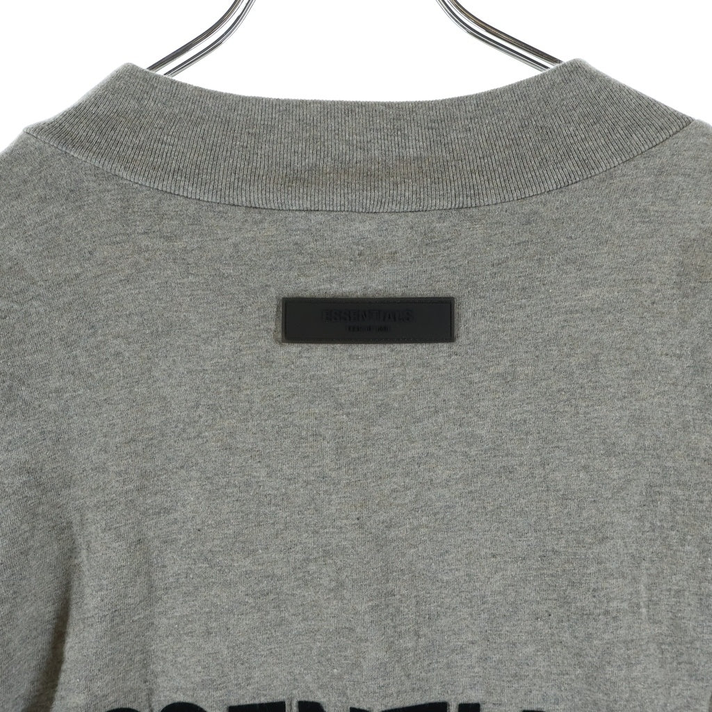 FEAR OF GOD ESSENTIALS(フィアオブゴッド エッセンシャルズ) Felt Logo Mockneck L/S Tee フェルトロゴモックネックロングスリーブTシャツ 長袖Tシャツ カットソー グレー