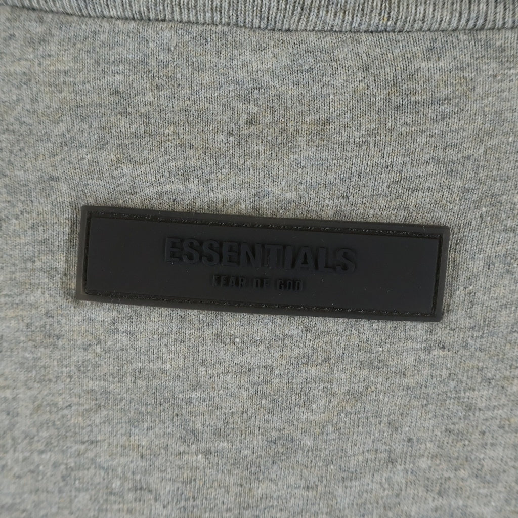 FEAR OF GOD ESSENTIALS(フィアオブゴッド エッセンシャルズ) Felt Logo Mockneck L/S Tee フェルトロゴモックネックロングスリーブTシャツ 長袖Tシャツ カットソー グレー