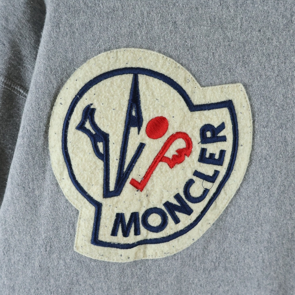 MONCLER(モンクレール) 21AW MAGLIA CON CAPPUCCIO Logo Patch Hooded Sweatshirts ロゴパッチフーデットスウェットシャツ パーカー G20928G00006 グレー