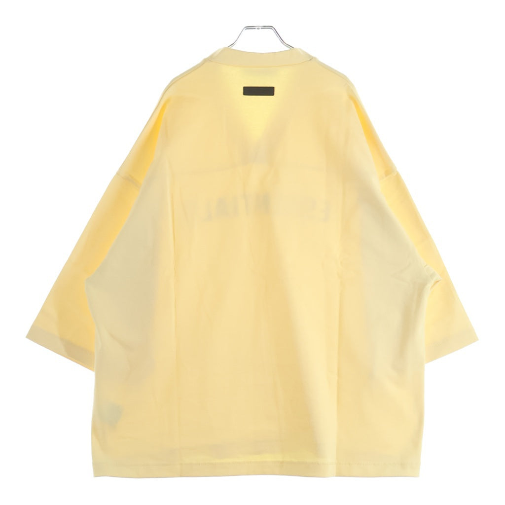 FEAR OF GOD ESSENTIALS(フィアオブゴッド エッセンシャルズ) Football Tee フットボールティー ラバーロゴVネックラグラン7分袖Tシャツ イエロー