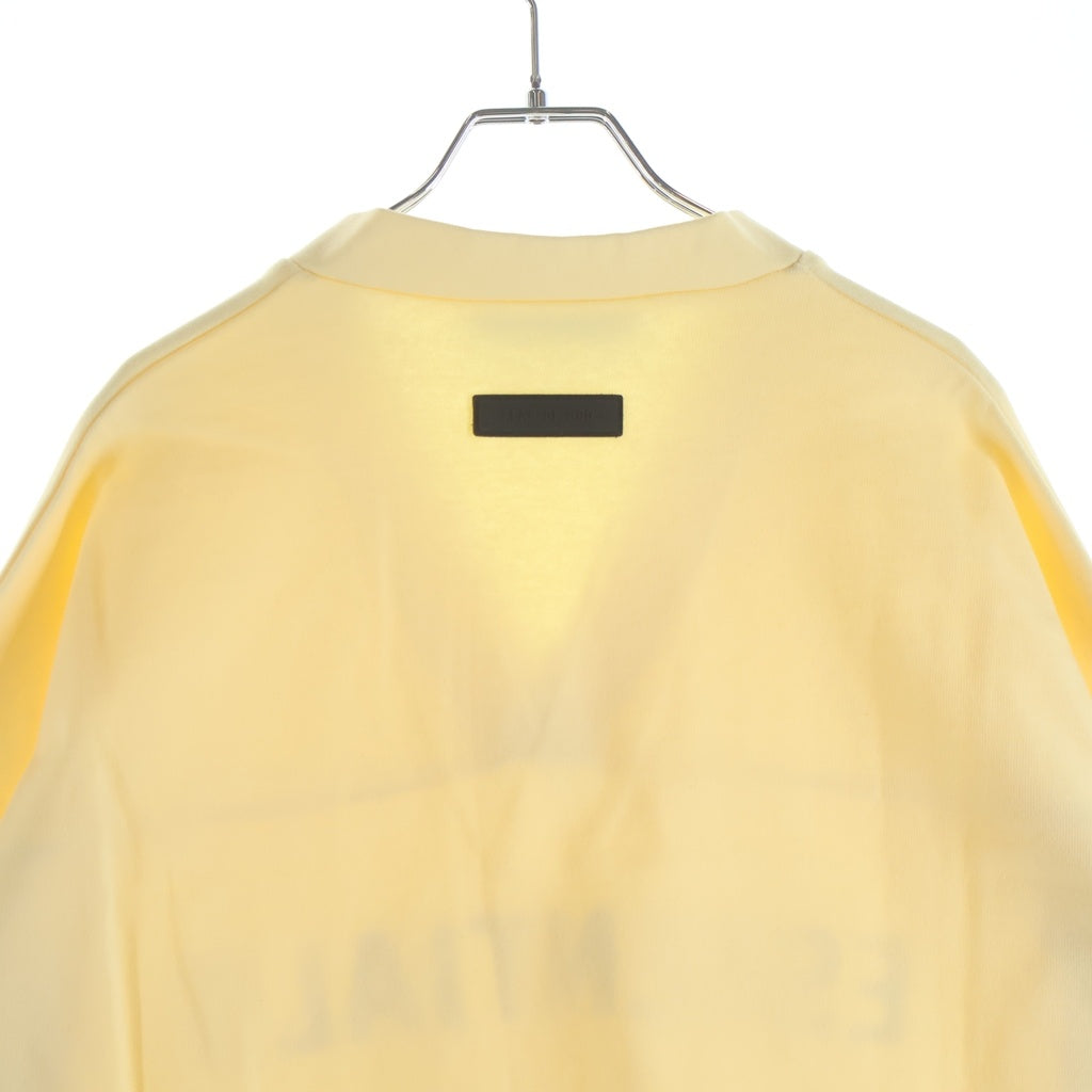FEAR OF GOD ESSENTIALS(フィアオブゴッド エッセンシャルズ) Football Tee フットボールティー ラバーロゴVネックラグラン7分袖Tシャツ イエロー