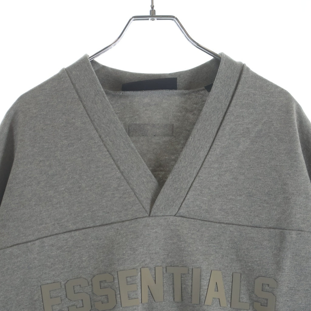 FEAR OF GOD ESSENTIALS(フィアオブゴッド エッセンシャルズ) Football Tee フットボールティー ラバーロゴVネックラグラン7分袖Tシャツ グレー