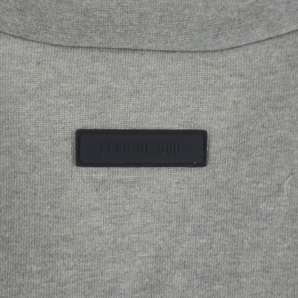 FEAR OF GOD ESSENTIALS(フィアオブゴッド エッセンシャルズ) Football Tee フットボールティー ラバーロゴVネックラグラン7分袖Tシャツ グレー