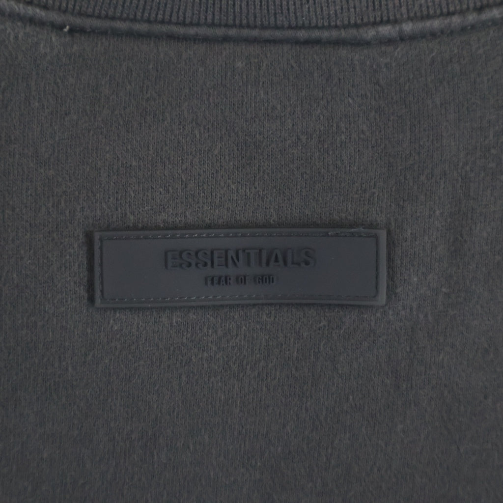 FEAR OF GOD ESSENTIALS(フィアオブゴッド エッセンシャルズ) Felt Logo Sweatshirt フェルトロゴスウェットシャツ クルーネックトレーナー ダークグレー