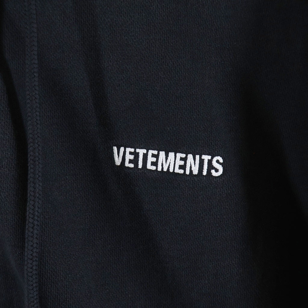VETEMENTS(ヴェトモン) ICONIC LOGO ZIP-UP HOODIE ロゴプリント ジップアップ パーカー ブラック