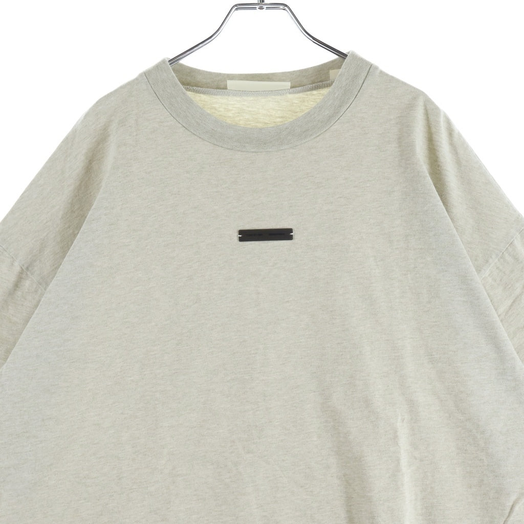 FEAR OF GOD ESSENTIALS(フィアオブゴッド エッセンシャルズ) Rubber Stitch Logo Crewneck S/S Tee ラバーステッチロゴクルーネック半袖Tシャツ カットソー ライトベージュ