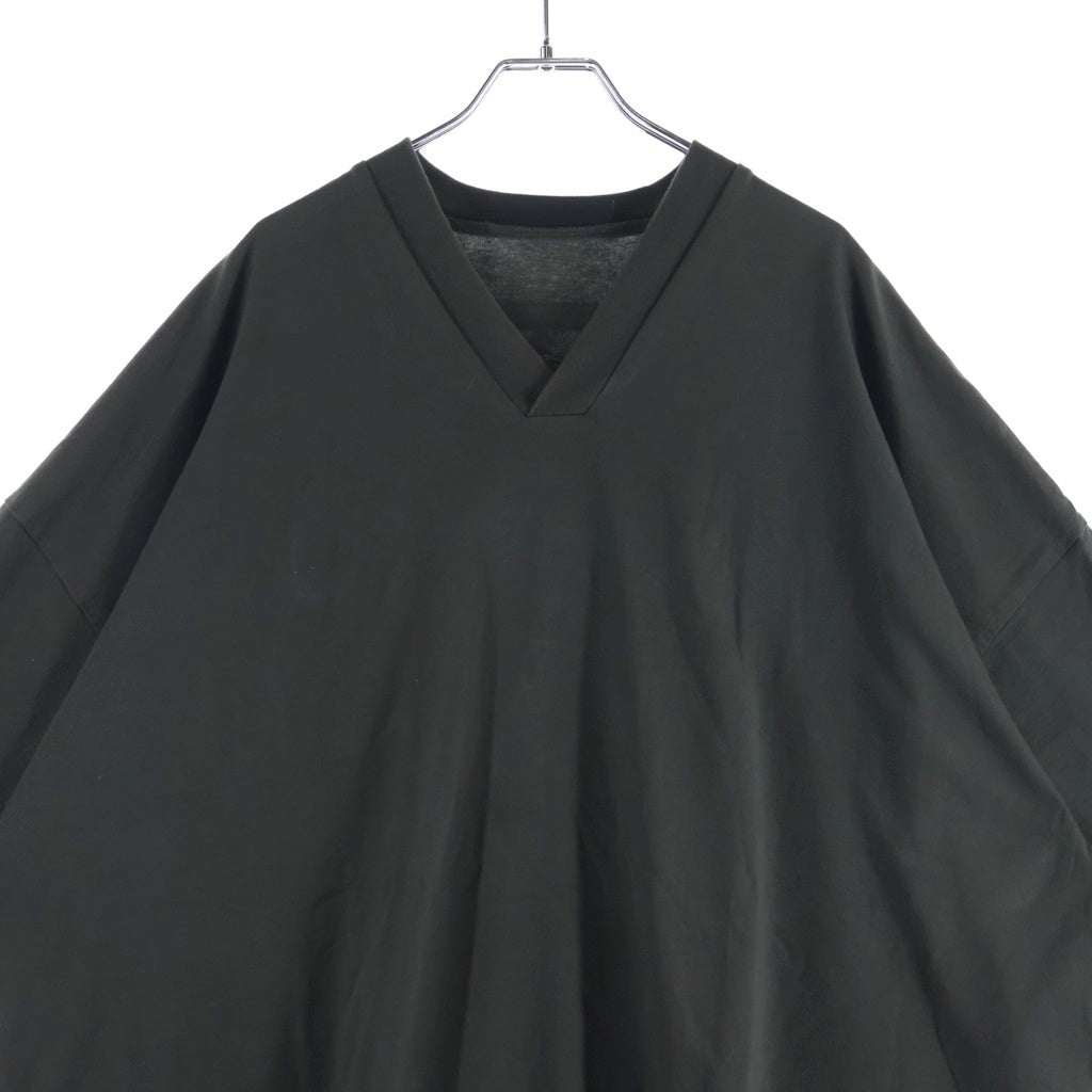 FEAR OF GOD ESSENTIALS(フィアオブゴッド エッセンシャルズ) Rubber Logo Football Tee ラバーロゴフットボールTシャツ Vネック半袖Tシャツ カットソー カーキ