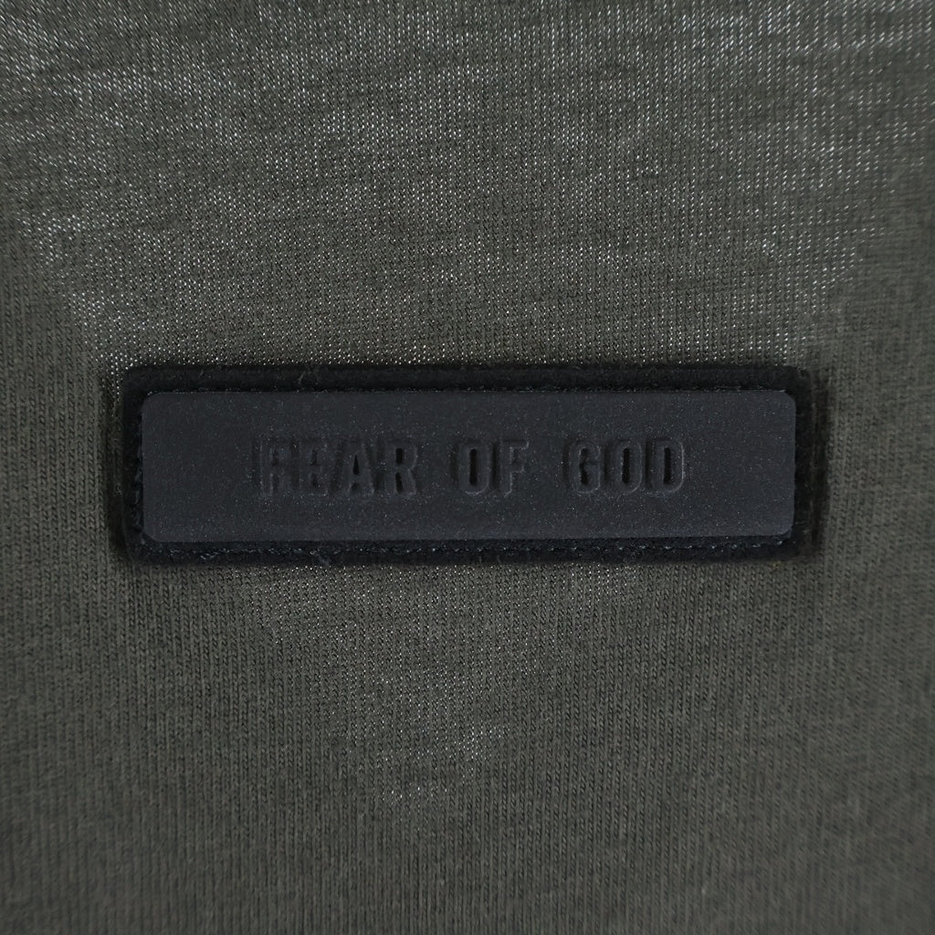 FEAR OF GOD ESSENTIALS(フィアオブゴッド エッセンシャルズ) Rubber Logo Football Tee ラバーロゴフットボールTシャツ Vネック半袖Tシャツ カットソー カーキ