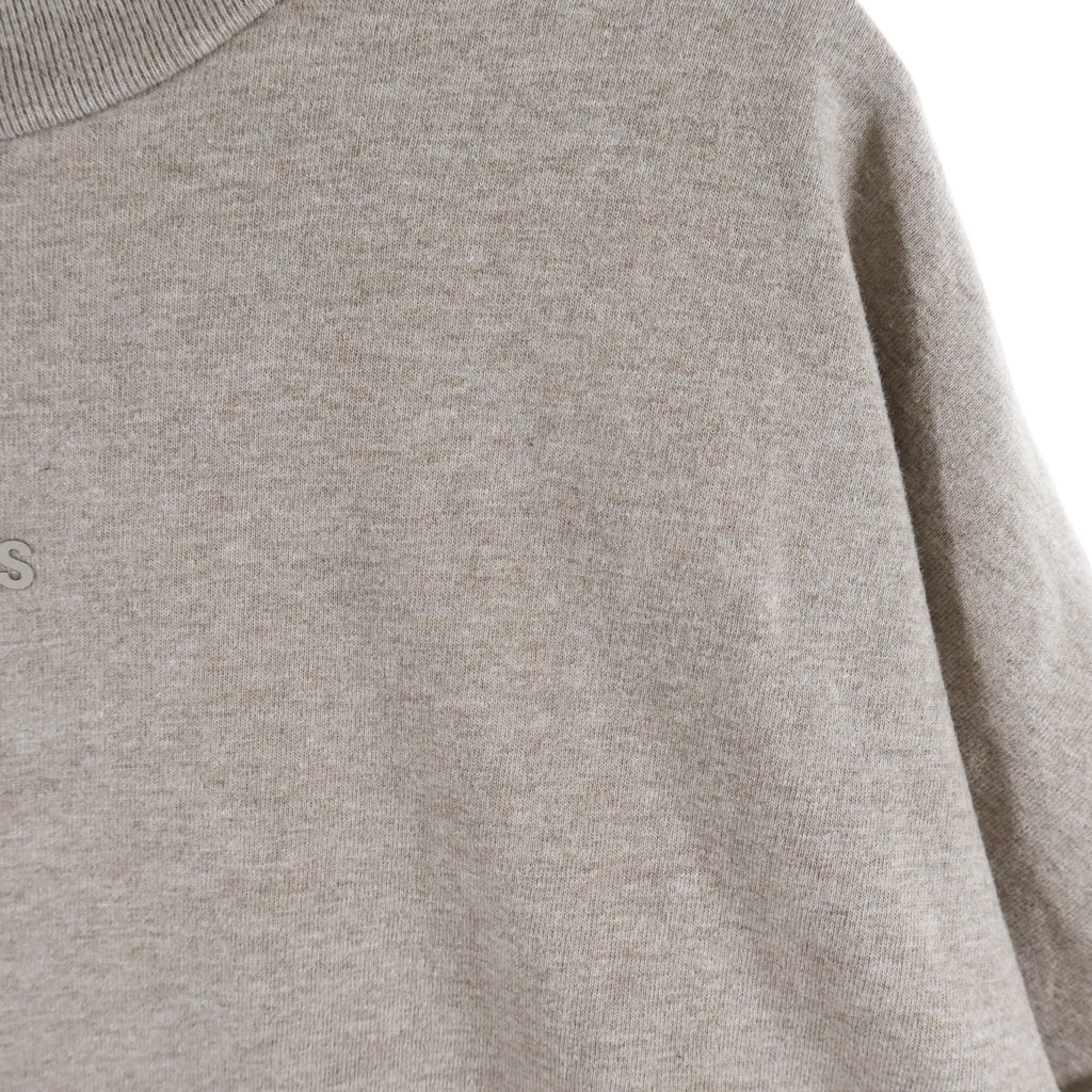 FEAR OF GOD ESSENTIALS(フィアオブゴッド エッセンシャルズ) Rubber Logo S/S T-Shirts ラバーロゴTシャツ クルーネック半袖Tシャツ ベージュ