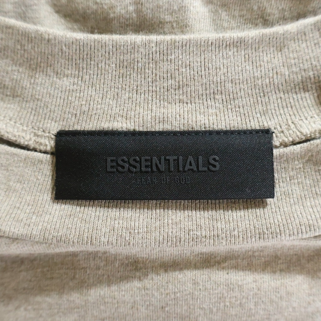 FEAR OF GOD ESSENTIALS(フィアオブゴッド エッセンシャルズ) Rubber Logo S/S T-Shirts ラバーロゴTシャツ クルーネック半袖Tシャツ ベージュ