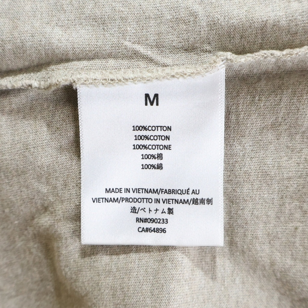FEAR OF GOD ESSENTIALS(フィアオブゴッド エッセンシャルズ) Rubber Logo S/S T-Shirts ラバーロゴTシャツ クルーネック半袖Tシャツ ベージュ