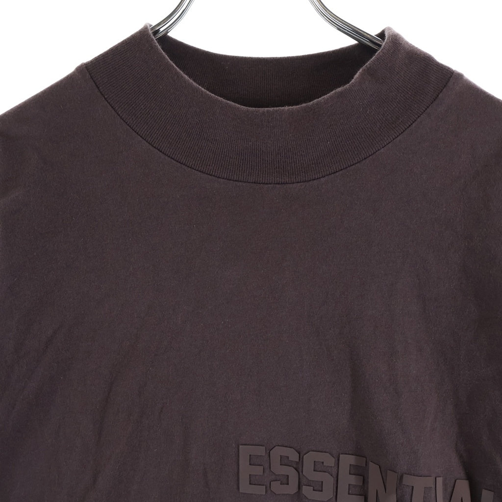 FEAR OF GOD ESSENTIALS(フィアオブゴッド エッセンシャルズ) RUBBER LOGO L/S TEE ラバーロゴロングスリーブTシャツ クルーネック長袖モックネックTシャツ バーガンディ