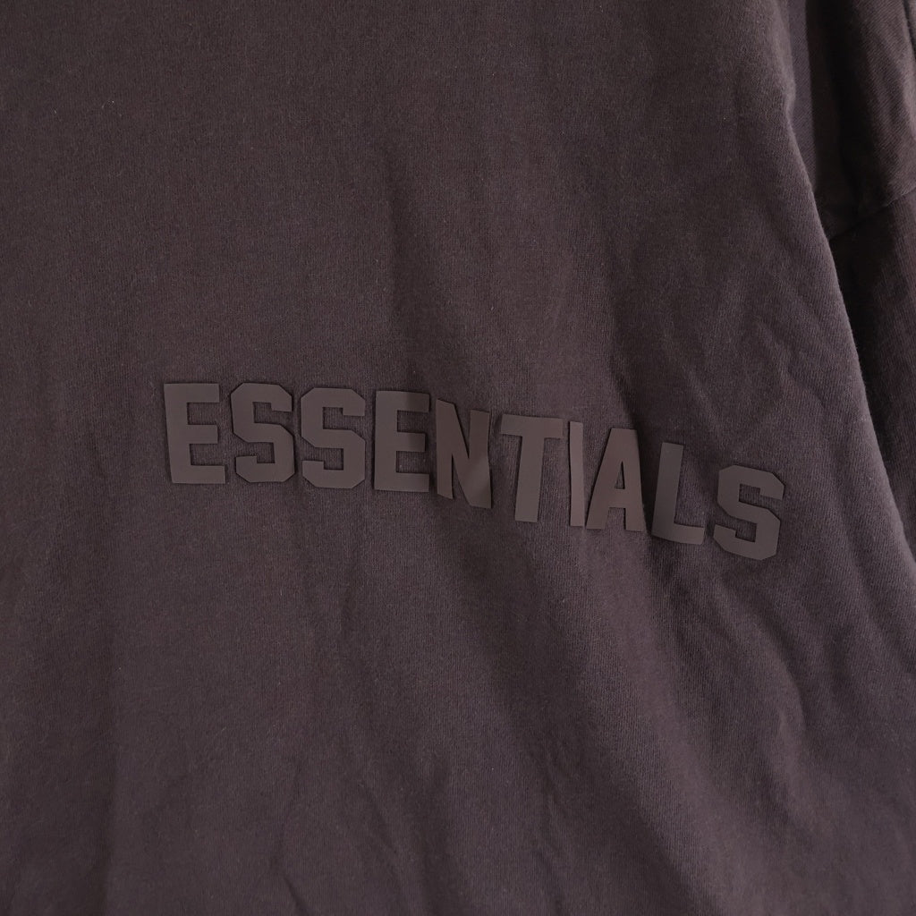 FEAR OF GOD ESSENTIALS(フィアオブゴッド エッセンシャルズ) RUBBER LOGO L/S TEE ラバーロゴロングスリーブTシャツ クルーネック長袖モックネックTシャツ バーガンディ