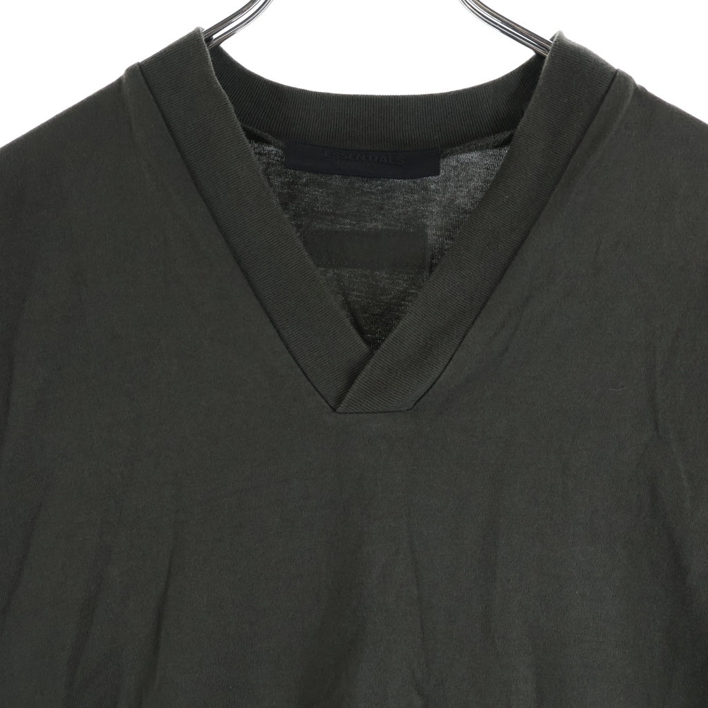 FEAR OF GOD ESSENTIALS(フィアオブゴッド エッセンシャルズ) RUBBER LOGO S/S GAME SHIRTS ラバーロゴショートスリーブゲームシャツ Vネック半袖Tシャツ カーキ