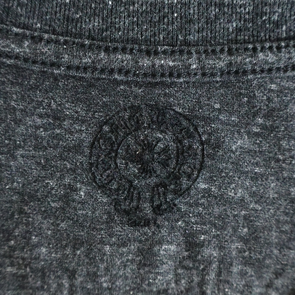 CHROME HEARTS(クロムハーツ) OLD BACK SCROLL LABEL V NECK S/S TEE バックスクロールラベルプリントVネック半袖Tシャツ ダークグレー