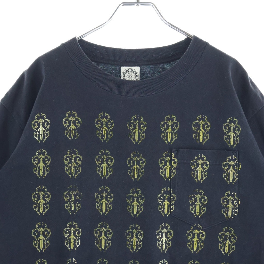 CHROME HEARTS(クロムハーツ) OLD VINE DAGGER BACK BS FLUER S/S TEE ヴァインダガー総柄プリントクルーネック半袖ポケットTシャツ ブラック