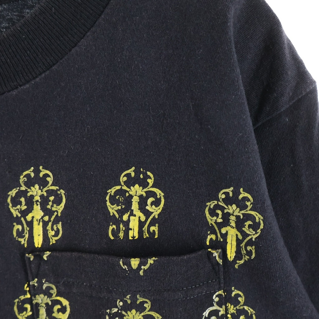 CHROME HEARTS(クロムハーツ) OLD VINE DAGGER BACK BS FLUER S/S TEE ヴァインダガー総柄プリントクルーネック半袖ポケットTシャツ ブラック