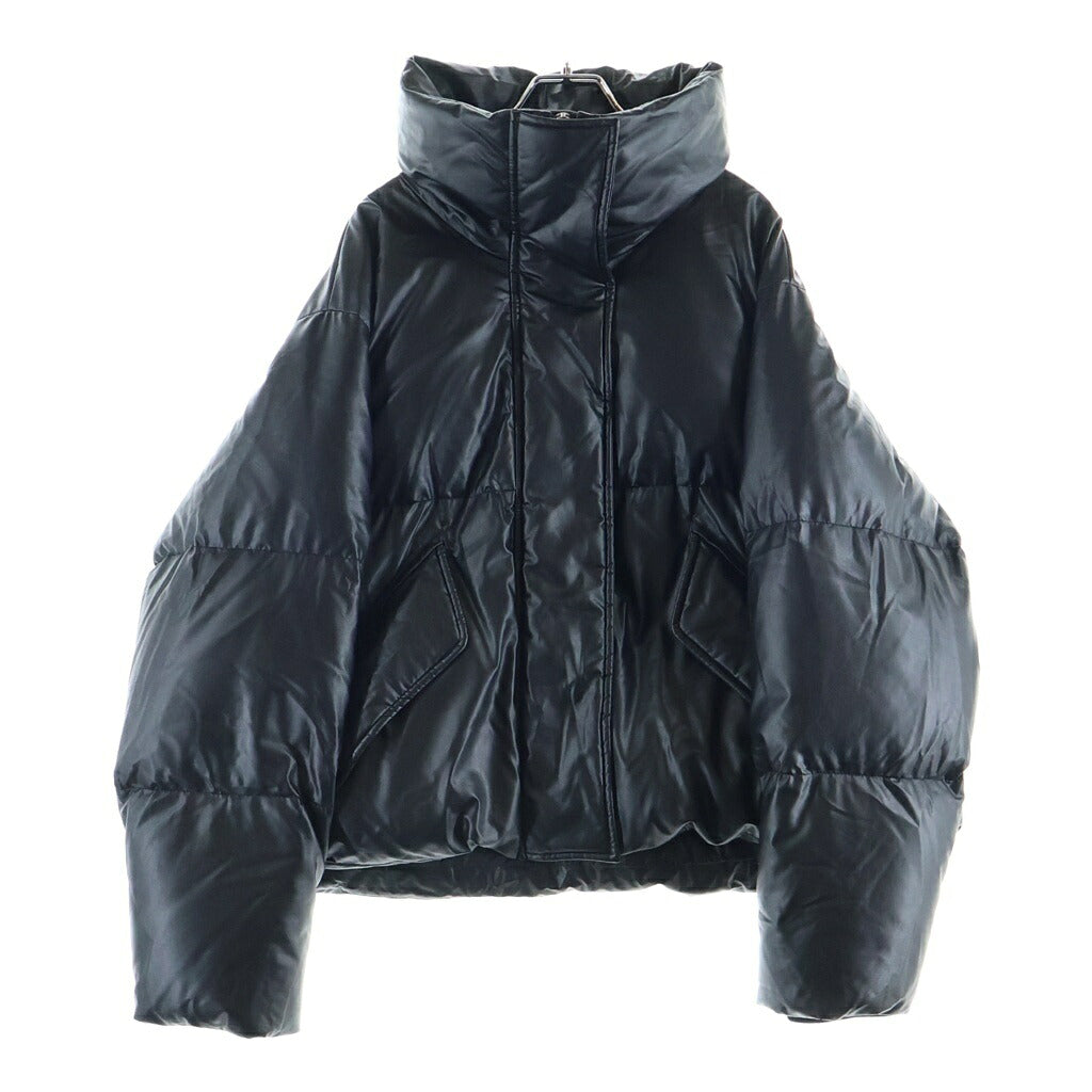MM6 Maison Margiela(エムエムシックスメゾンマルジェラ) 24AW Eco Leather Short Puffer Down Jacket エコレザーショートパファーダウンジャケット フェイクレザークロップドダウンジャケット S52AM0304 S53057 ブラック