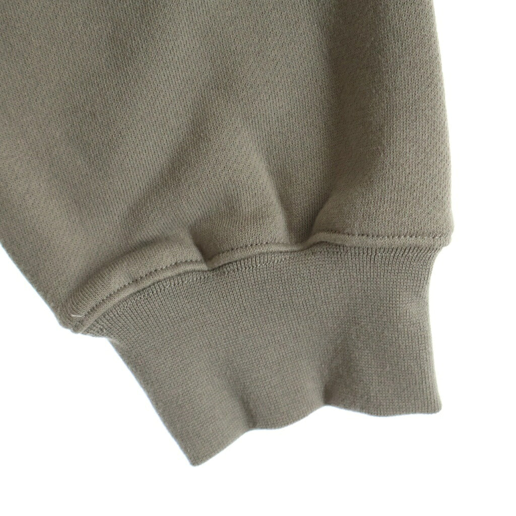 FEAR OF GOD ESSENTIALS(フィアオブゴッド エッセンシャルズ) Felt Logo Mockneck Sweatshirts フェルトロゴモックネックスウェットシャツ コットンフリーススウェットトレーナー ブラウン
