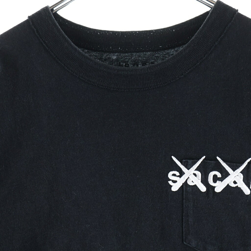 Sacai(サカイ) 21AW ×KAWS EMBROIDERY カウズ コットン ロゴエンブロイダリー クルーネックTシャツ カットソー ブラック 21-0285S