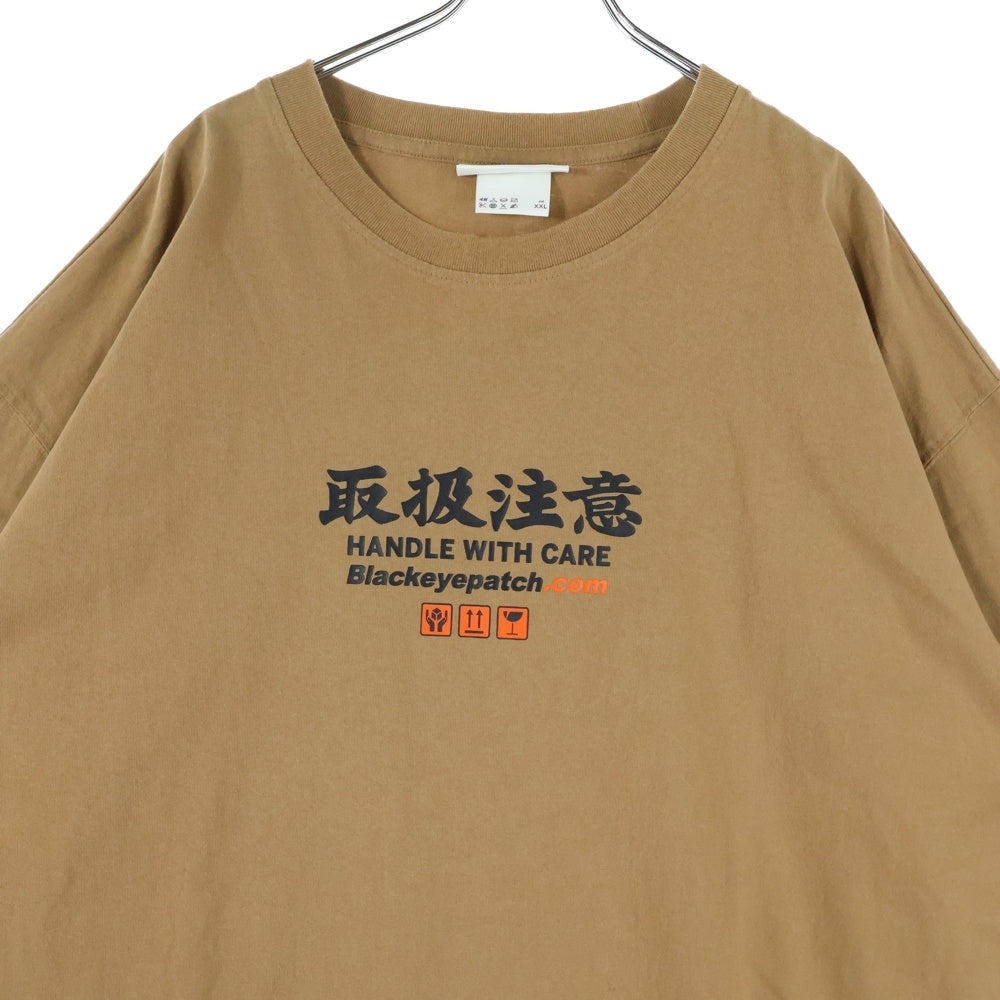 THE BLACK EYE PATCH(ブラックアイパッチ) ×H&M 取扱注意 フロントロゴプリント 半袖Tシャツカットソー ブラウン