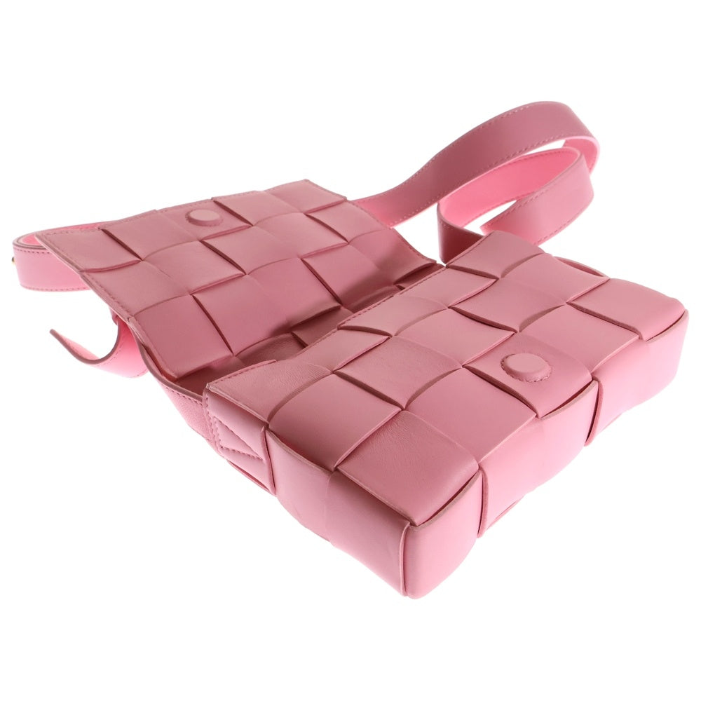 BOTTEGA VENETA(ボッテガヴェネタ) SMALL CASSETTE スモール カセット マキシイントレチャート ラムスキン レザー ショルダーバッグ クロスボディーバッグ ピンク 730848