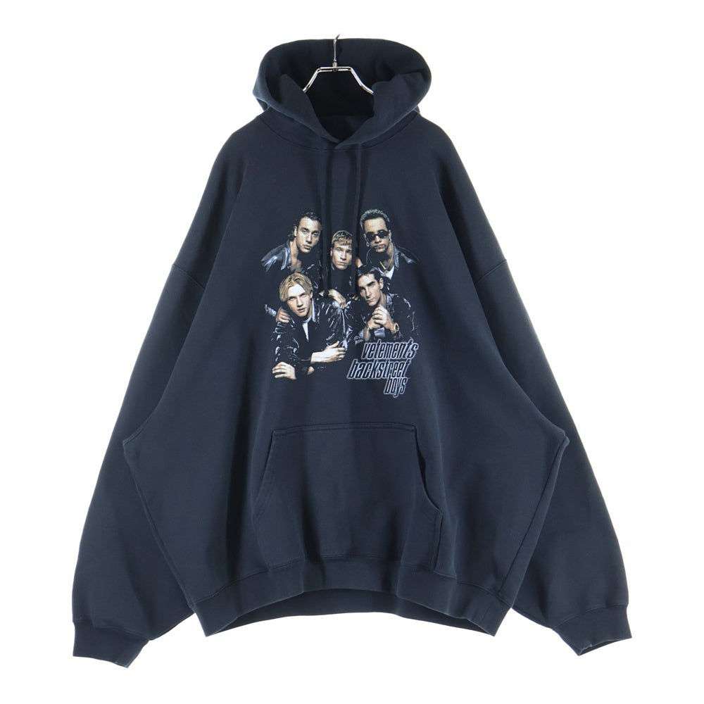 VETEMENTS(ヴェトモン) 25SS Back Street Boys Oversized Hoodie フロントプリント プルオーバーパーカー フーディ ブラック UA66HD700B