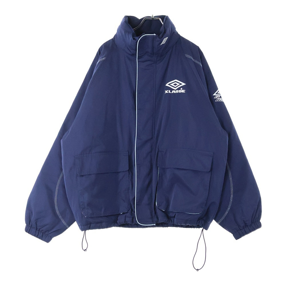 X-LARGE(エクストララージ) 23AW × UMBRO PUFFER JACKET アンブロ 裏地キルティング パファー ダウンジャケット ブルゾン ネイビー 101234021025