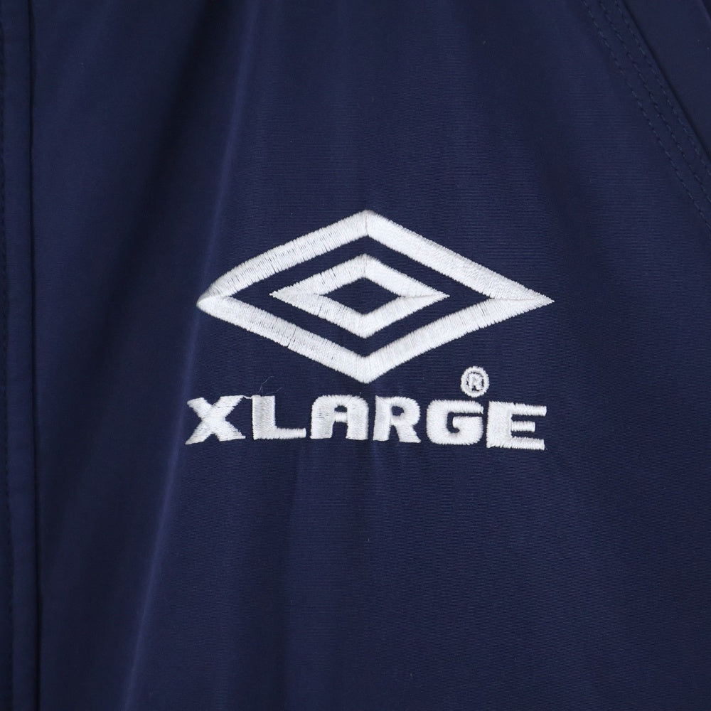 X-LARGE(エクストララージ) 23AW × UMBRO PUFFER JACKET アンブロ 裏地キルティング パファー ダウンジャケット ブルゾン ネイビー 101234021025