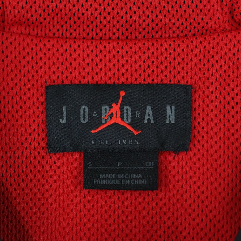JORDAN BRAND(ジョーダンブランド) 胸ロゴ エッセンシャル ウーブンジャケット ブラック/レッド