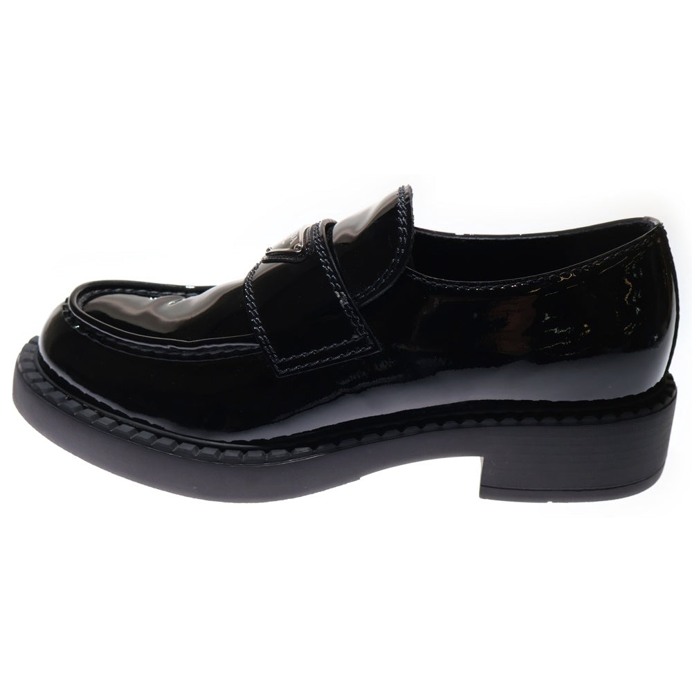 PRADA(プラダ) トライアングルロゴプレート ブラッシュドレザー ローファー ブラック 2DE127