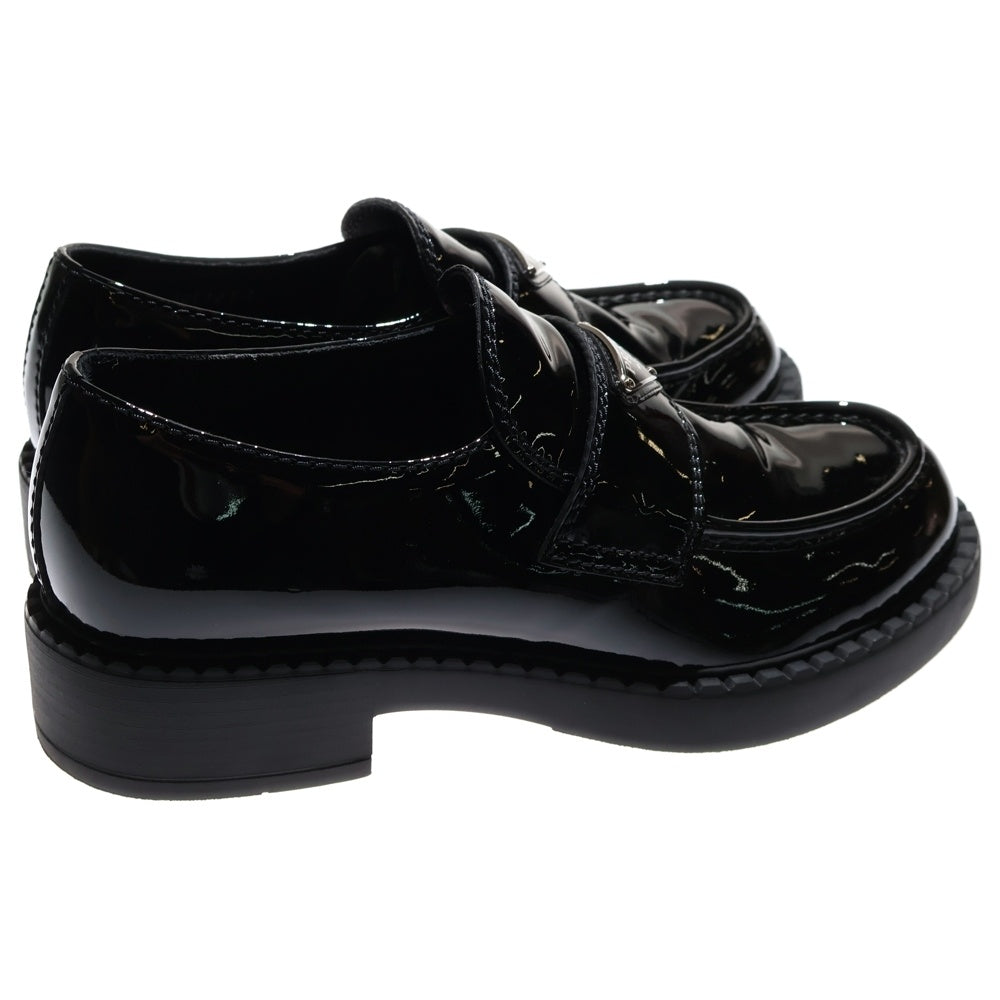 PRADA(プラダ) トライアングルロゴプレート ブラッシュドレザー ローファー ブラック 2DE127